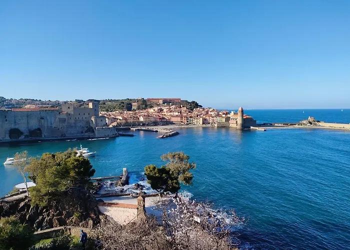 La perle de Collioure à 100 métres de la plage de sable fin avec piscine et parking
